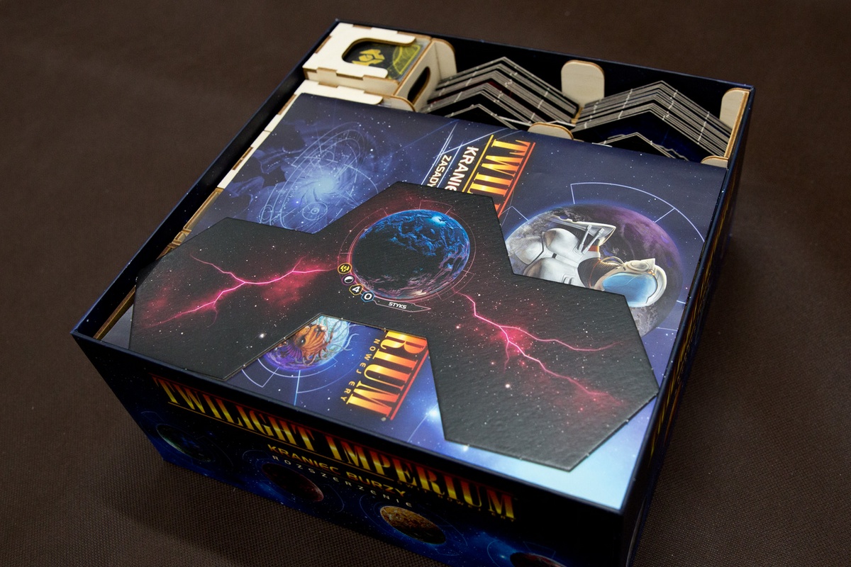 Insert do gry Twilight Imperium: Kraniec burzy - Ułożenie elemntów w pudełku - wersja ze sklejki