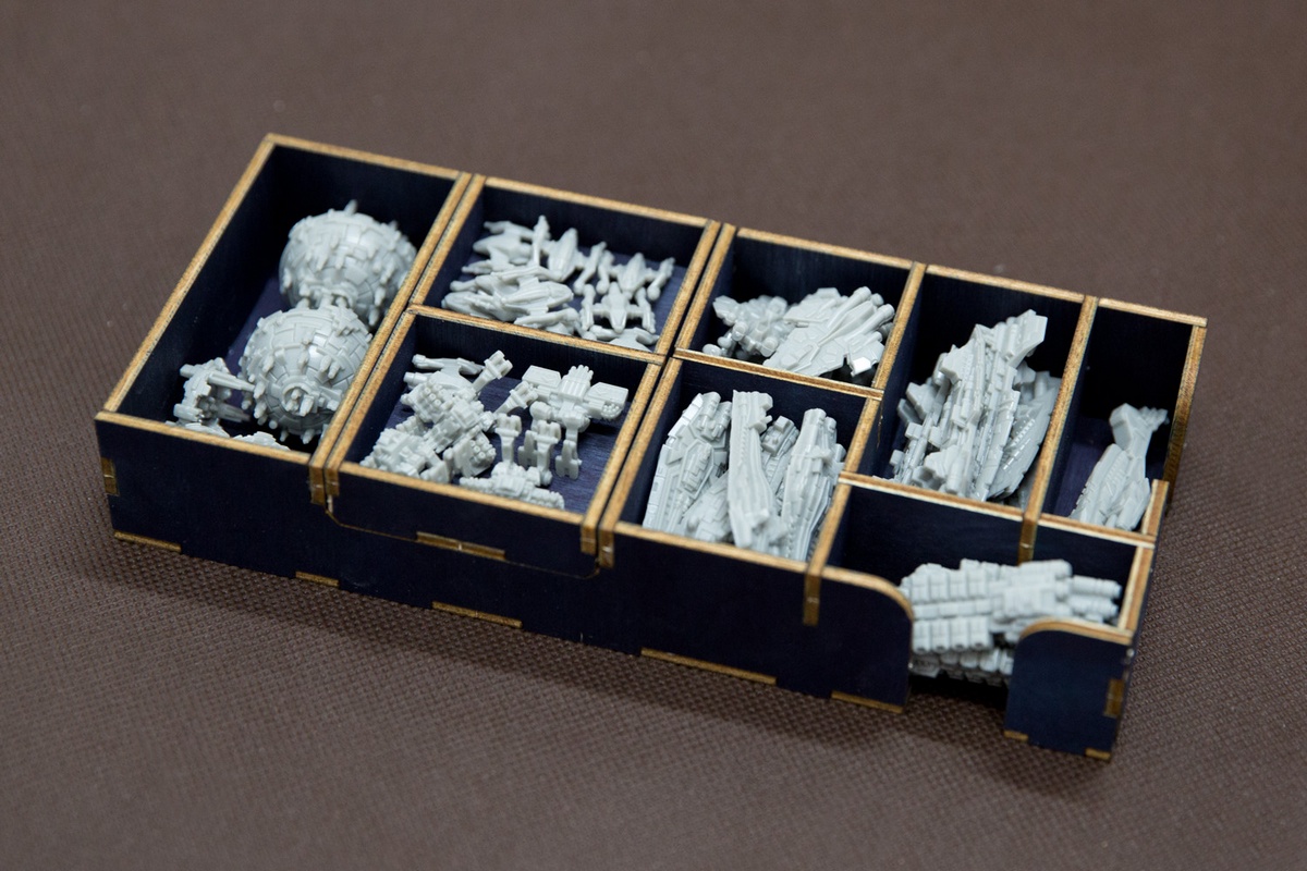 Insert do gry Twilight Imperium: Kraniec burzy - 1 dwuczęściowy pojemnik na plastikowe jednostki neutralne - wersja ze sklejki malowanej