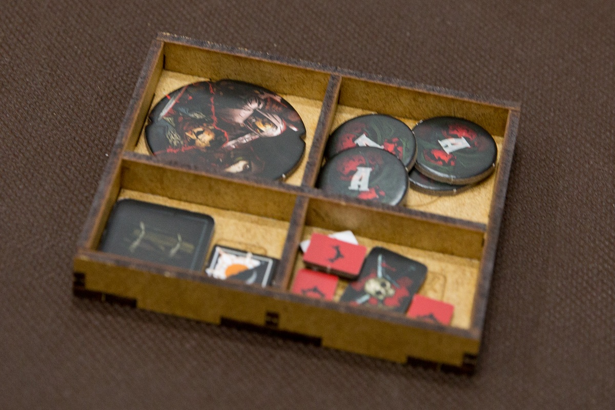 Insert pasujący do gry Darkest Dungeon - 1 pojemnik na wskaźniki Drużyny, Rundy, Światła, Dnia, Stresu oraz żetony Jaj - wersja HDF