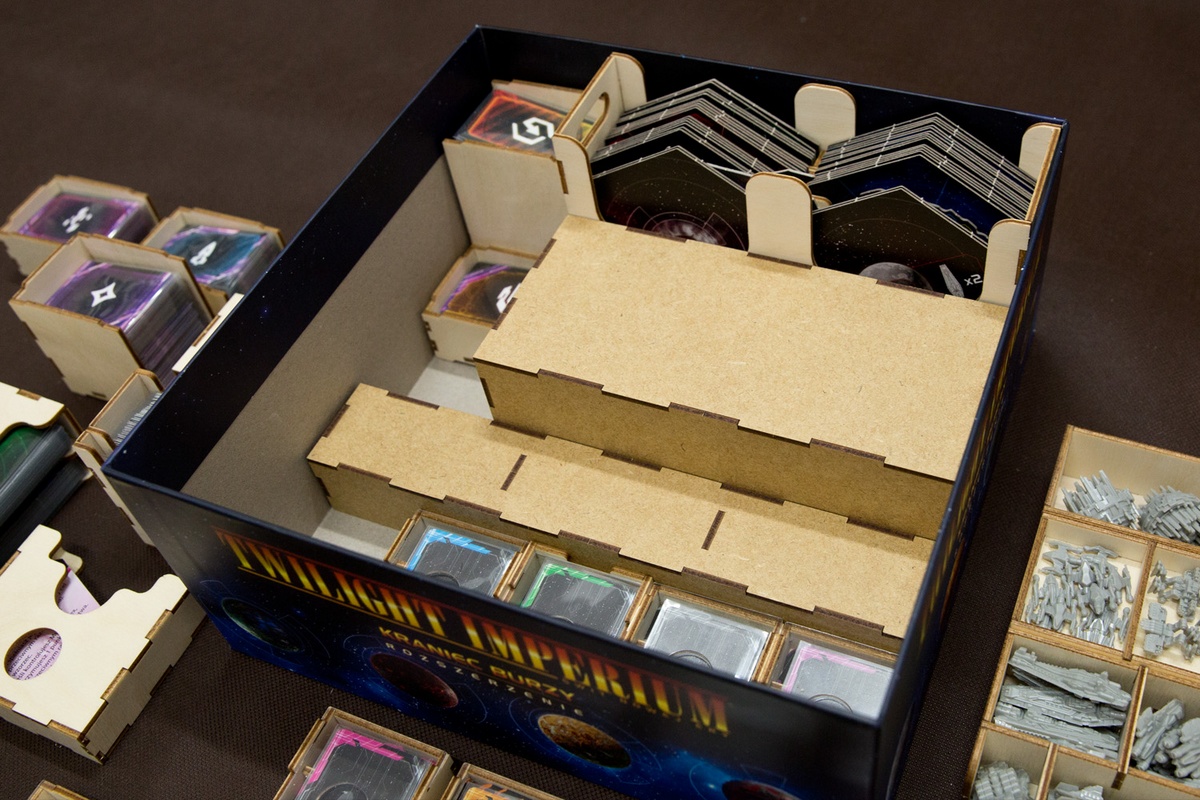 Insert do gry Twilight Imperium: Kraniec burzy - Ułożenie elemntów w pudełku - wersja ze sklejki