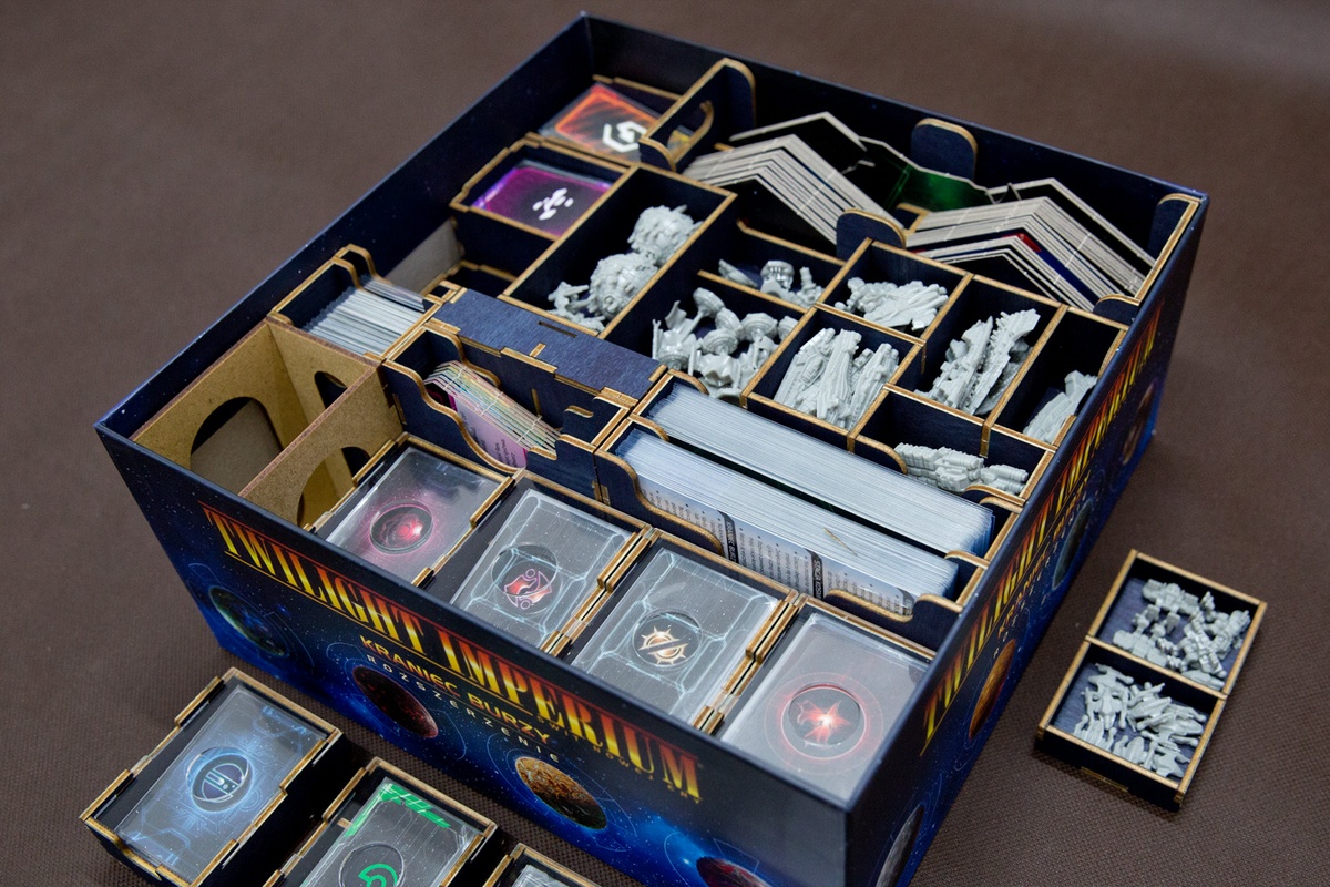 Insert do gry Twilight Imperium: Kraniec burzy - Ułożenie elemntów w pudełku - wersja ze sklejki malowanej