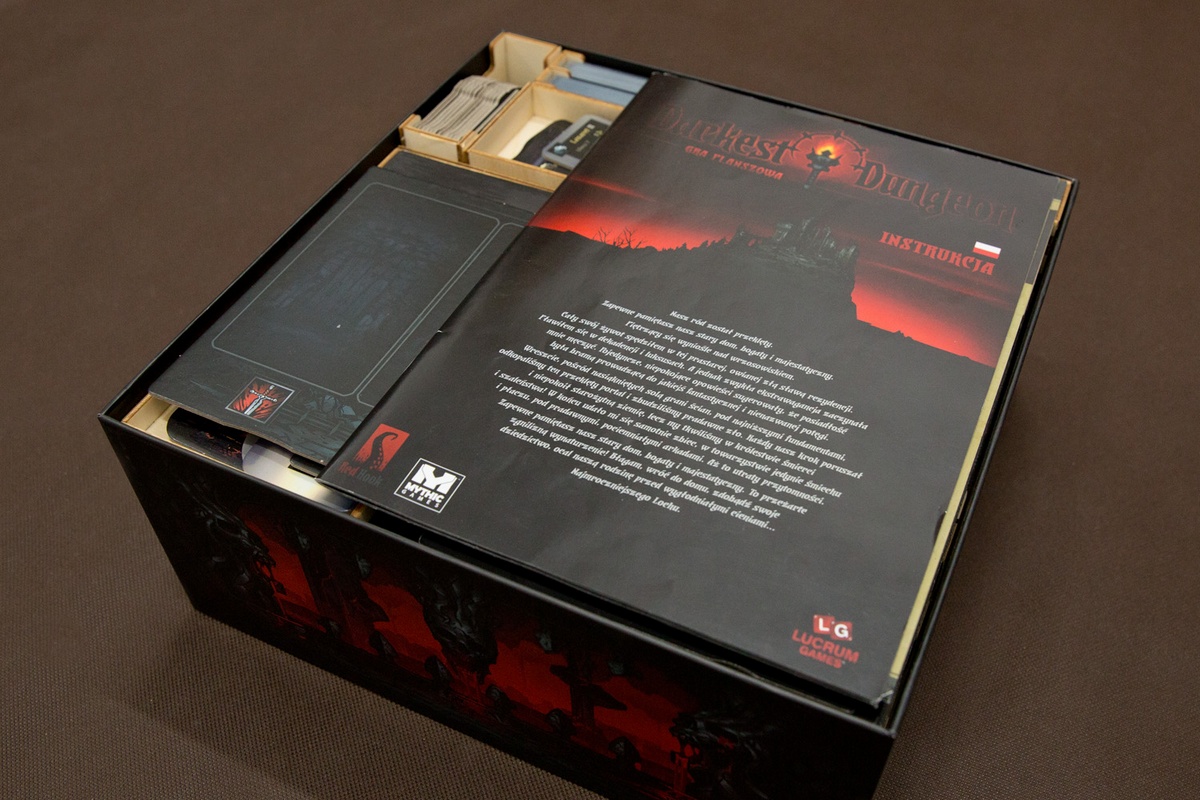 Insert pasujący do gry Darkest Dungeon - Ułożenie elementów w pudełku - wersja ze sklejki