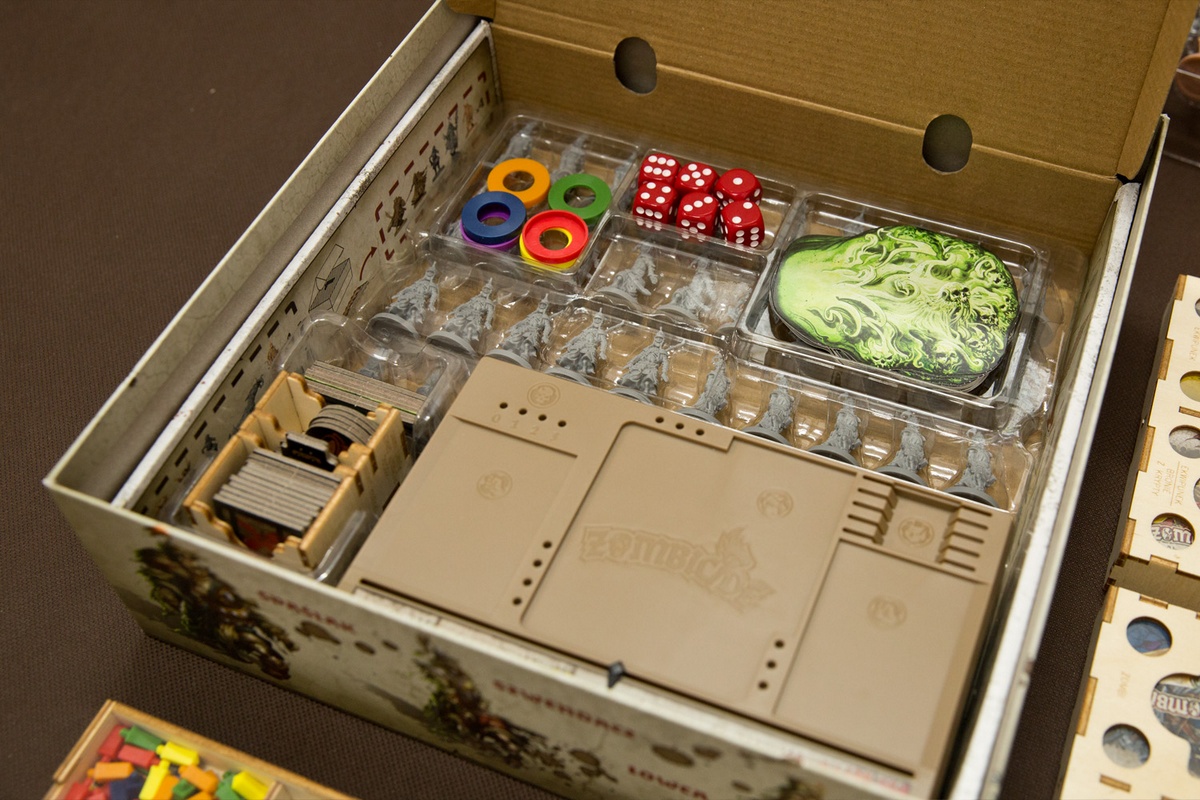 Insert (upgrade) pasujący do gry Zombicide Biała Śmierć - ułożenie elementów w pudełku - wersja ze sklejki