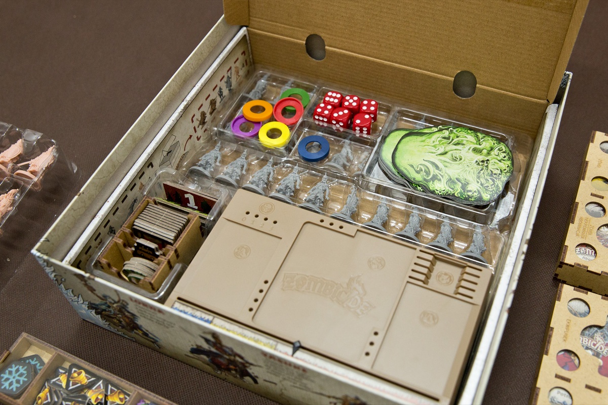 Insert (upgrade) pasujący do gry Zombicide Biała Śmierć - ułożenie elementów w pudełku - wersja HDF