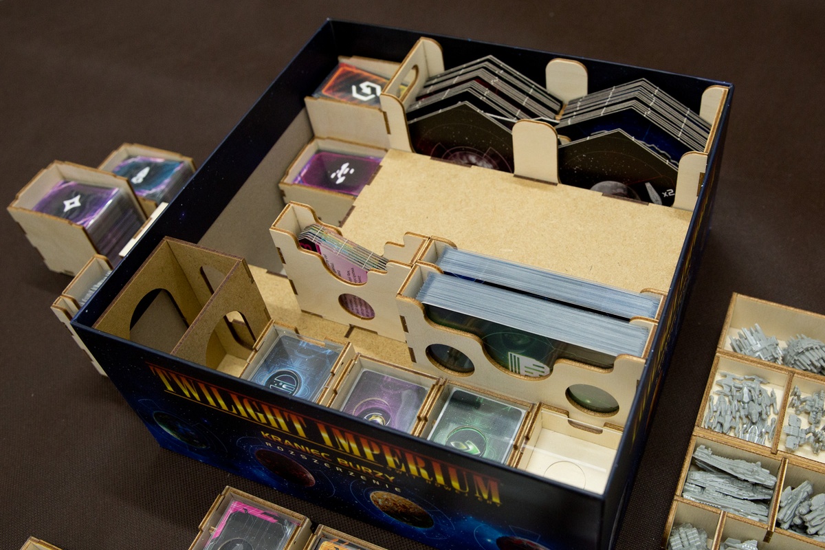 Insert do gry Twilight Imperium: Kraniec burzy - Ułożenie elemntów w pudełku - wersja ze sklejki