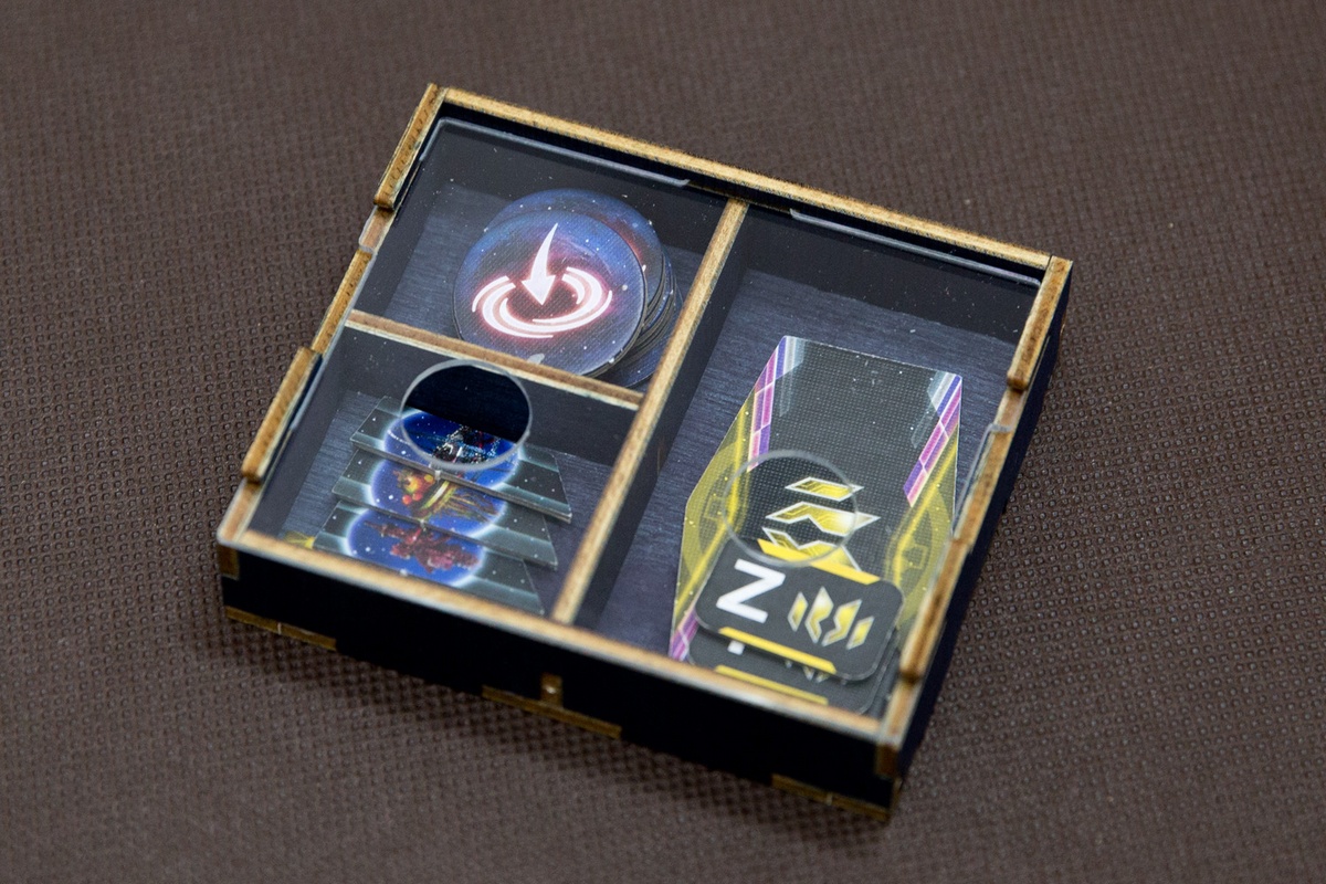 Insert do gry Twilight Imperium: Kraniec burzy - 1 pojemnik zasuwany pleksi na żetony wejścia, osobliwości i przychylności - wersja ze sklejki malowanej
