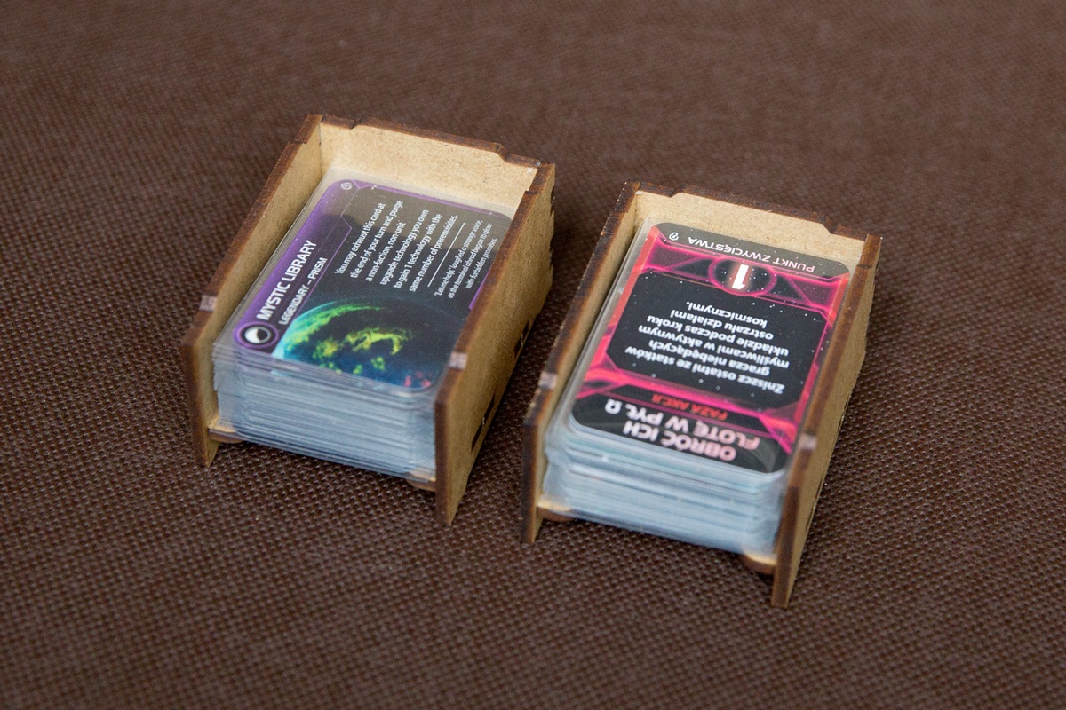 Insert pasujący do gry Twilight Imperium - Discordant Stars and Uncharted Space - wersja A / B - pojemnik na karty zamieniane przez Codexy - wersja HDF