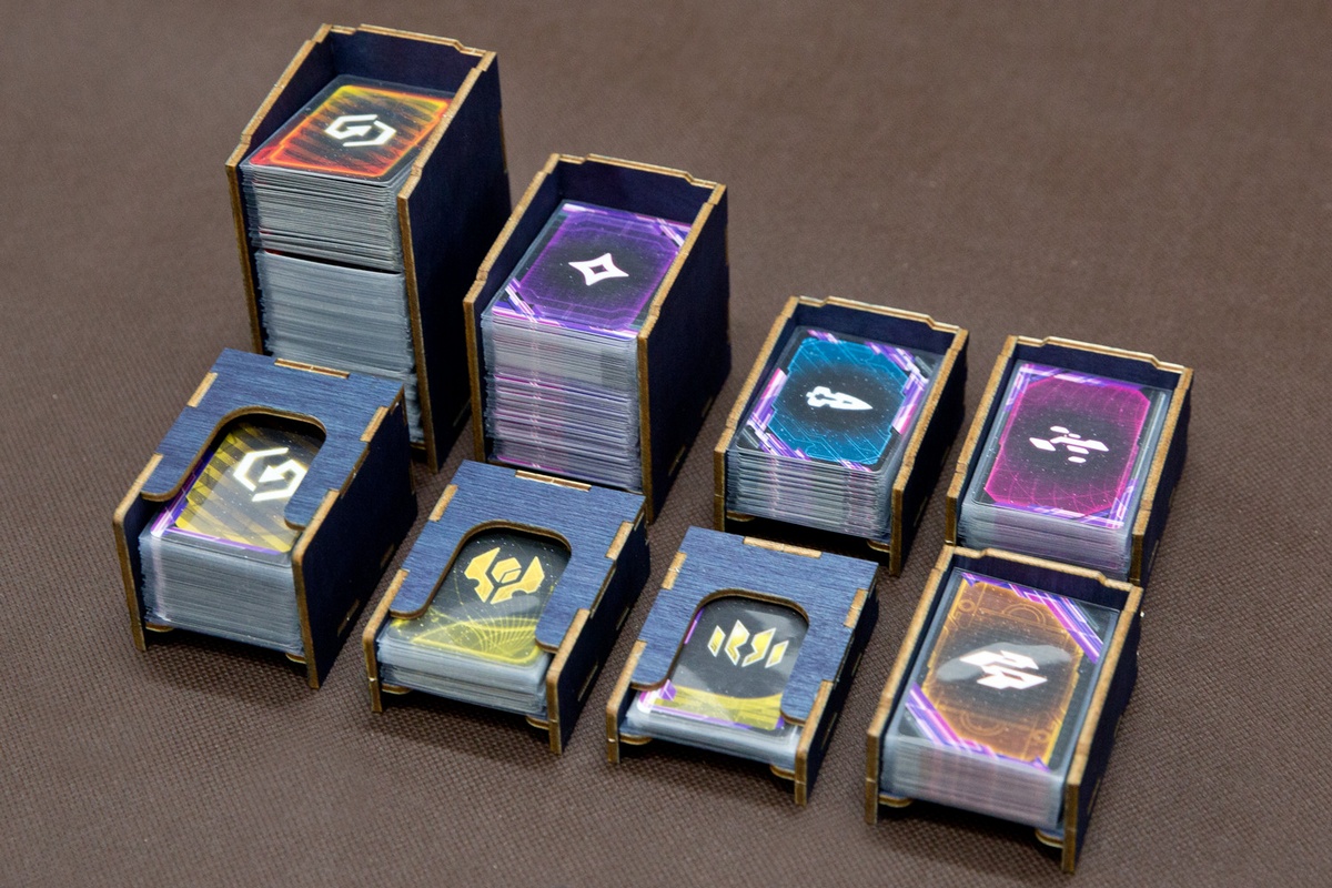 Insert do gry Twilight Imperium: Kraniec burzy - 8 pojemników / podajników na karty - wersja ze sklejki malowanej