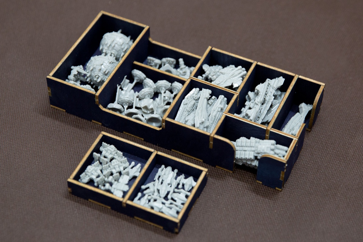 Insert do gry Twilight Imperium: Kraniec burzy - 1 dwuczęściowy pojemnik na plastikowe jednostki neutralne - wersja ze sklejki malowanej