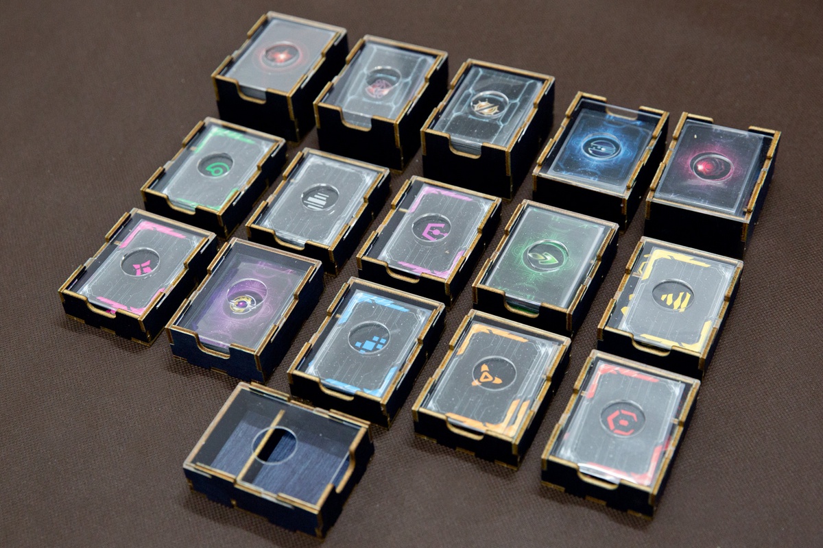 Insert do gry Twilight Imperium: Kraniec burzy - 16 pojemników zasuwanych pleksą na komponenty ras oraz komponenty trybu Upadek Imperium - wersja ze sklejki malowanej