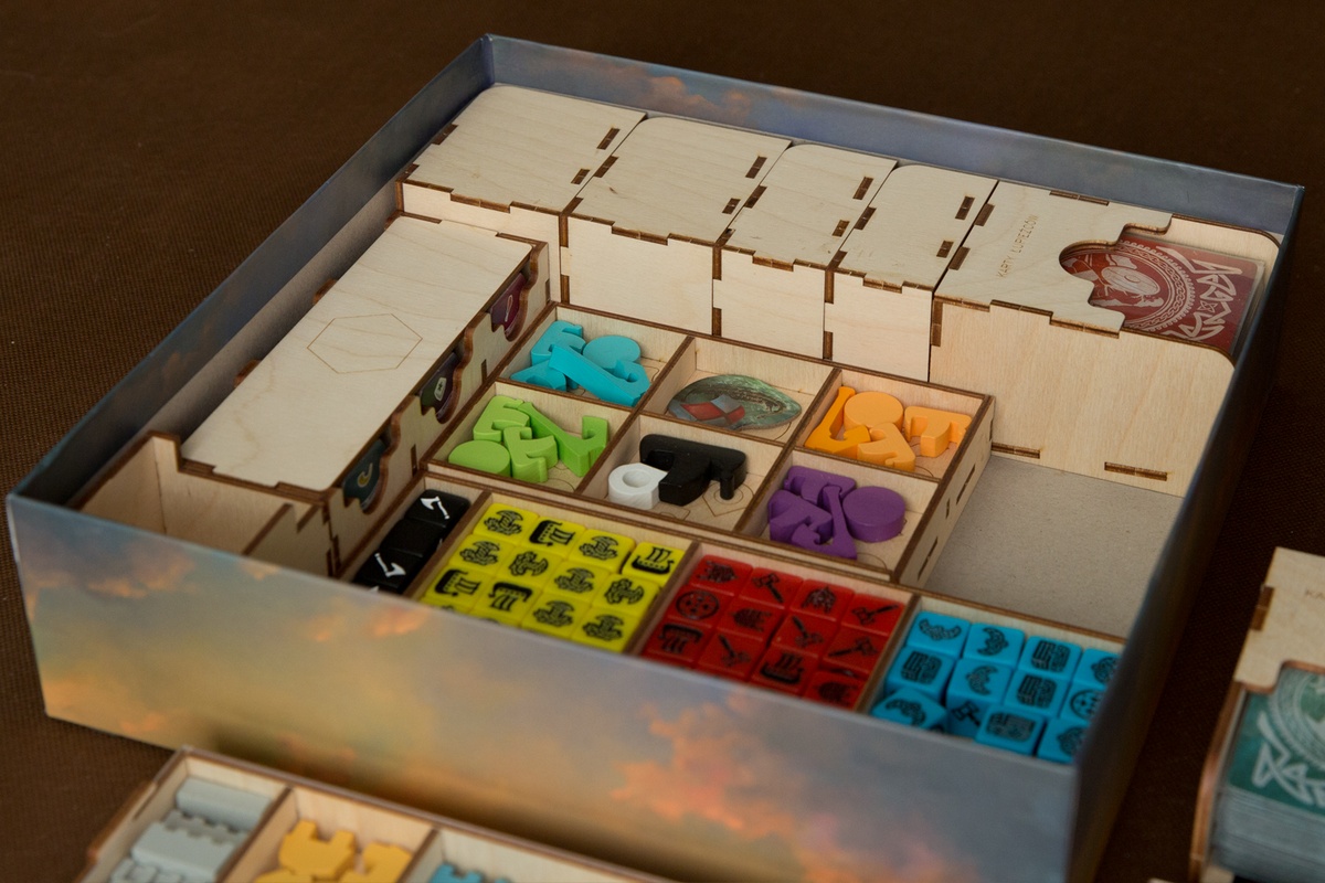 Insert do gry Reavers of Midgard - ułożenie elementów insertu w pudełku - sklejka