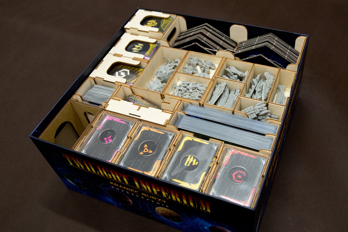 Insert do gry Twilight Imperium: Kraniec burzy - Ułożenie elemntów w pudełku - wersja ze sklejki