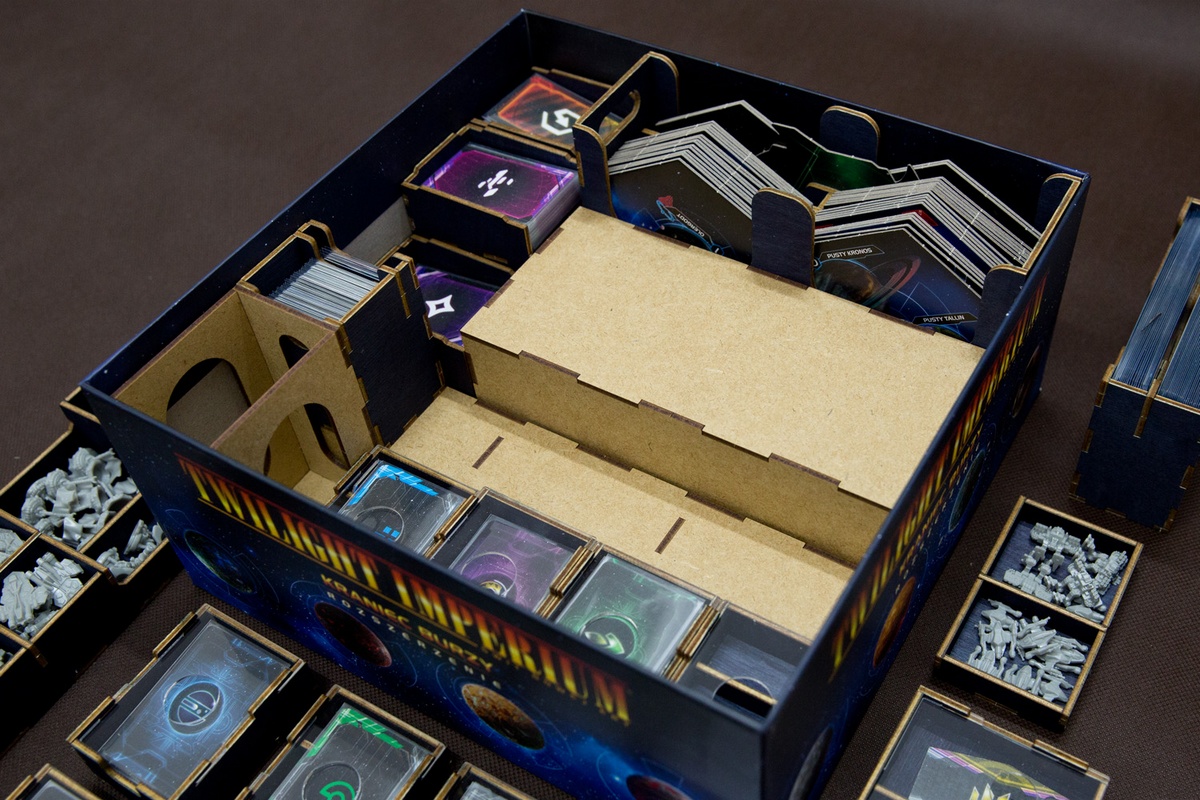 Insert do gry Twilight Imperium: Kraniec burzy - Ułożenie elemntów w pudełku - wersja ze sklejki malowanej