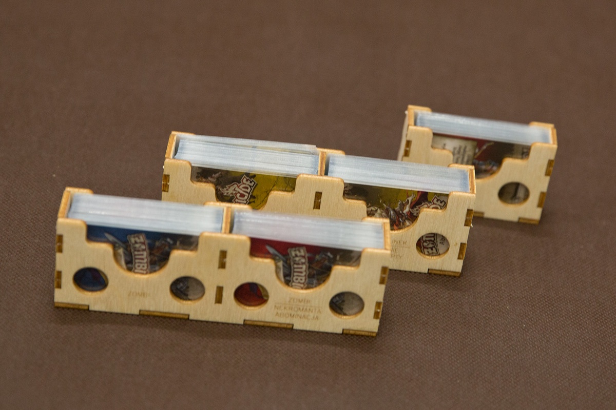 Insert (upgrade) pasujący do gry Zombicide Biała Śmierć - 3 pojemniki na karty "mini" - wersja ze sklejki