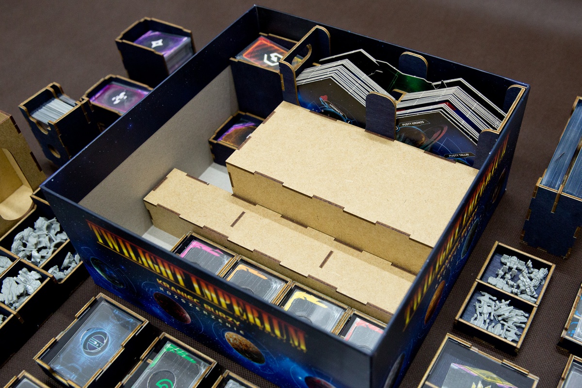 Insert do gry Twilight Imperium: Kraniec burzy - Ułożenie elemntów w pudełku - wersja ze sklejki malowanej