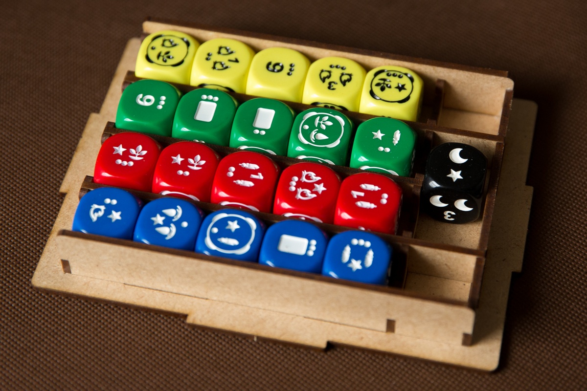 Insert pasujący do gry Pory Roku - Pojemnik na kości - hdf