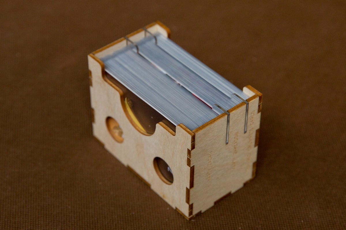 Insert pasujący do gry Wojna w Krainie Czarów - 1 pojemnik segregujący karty zadań, zakładów oraz kart z dodatku Shard of Madness (tea and crumpets) - wersja ze sklejki