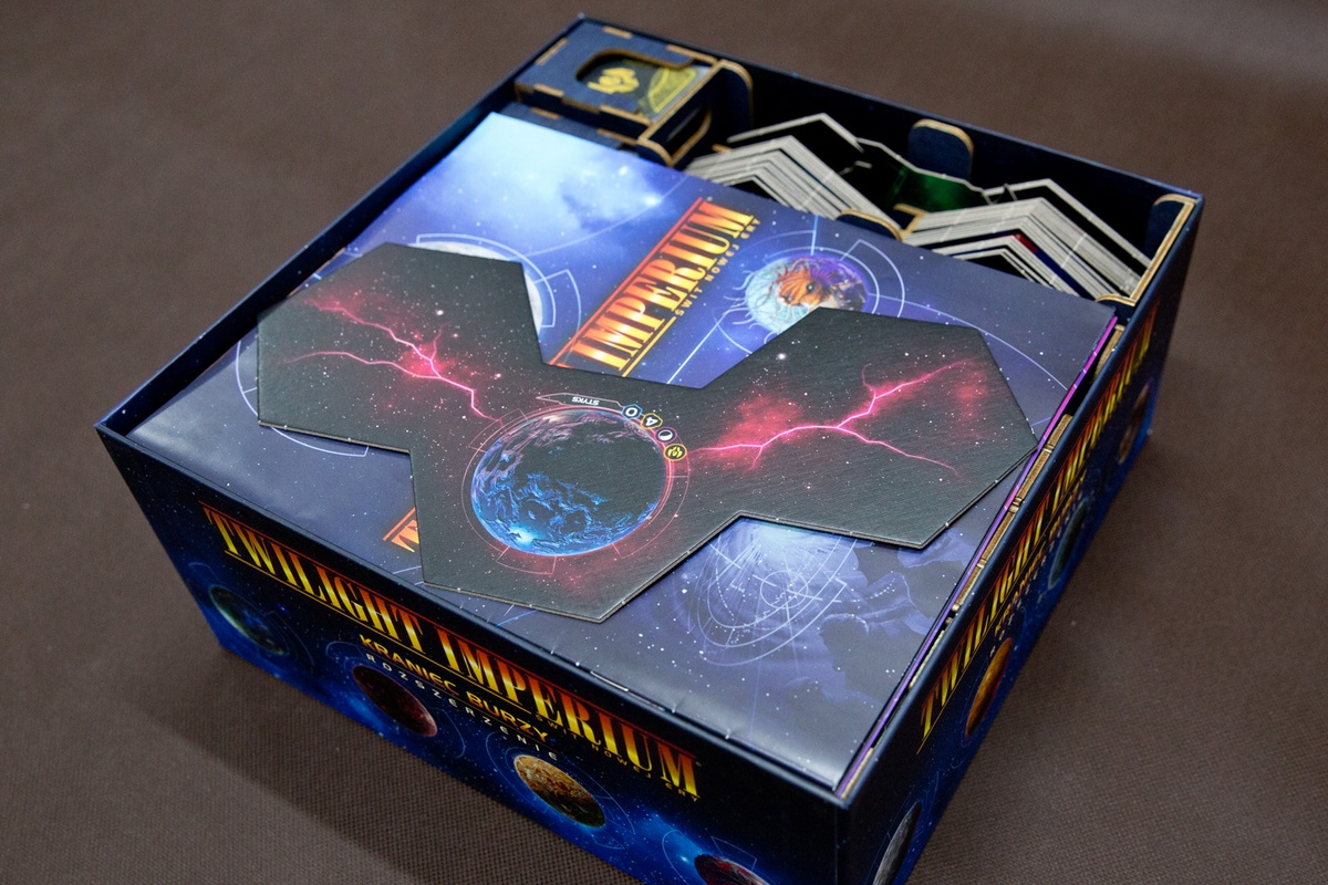 Insert do gry Twilight Imperium: Kraniec burzy - Ułożenie elemntów w pudełku - wersja ze sklejki malowanej