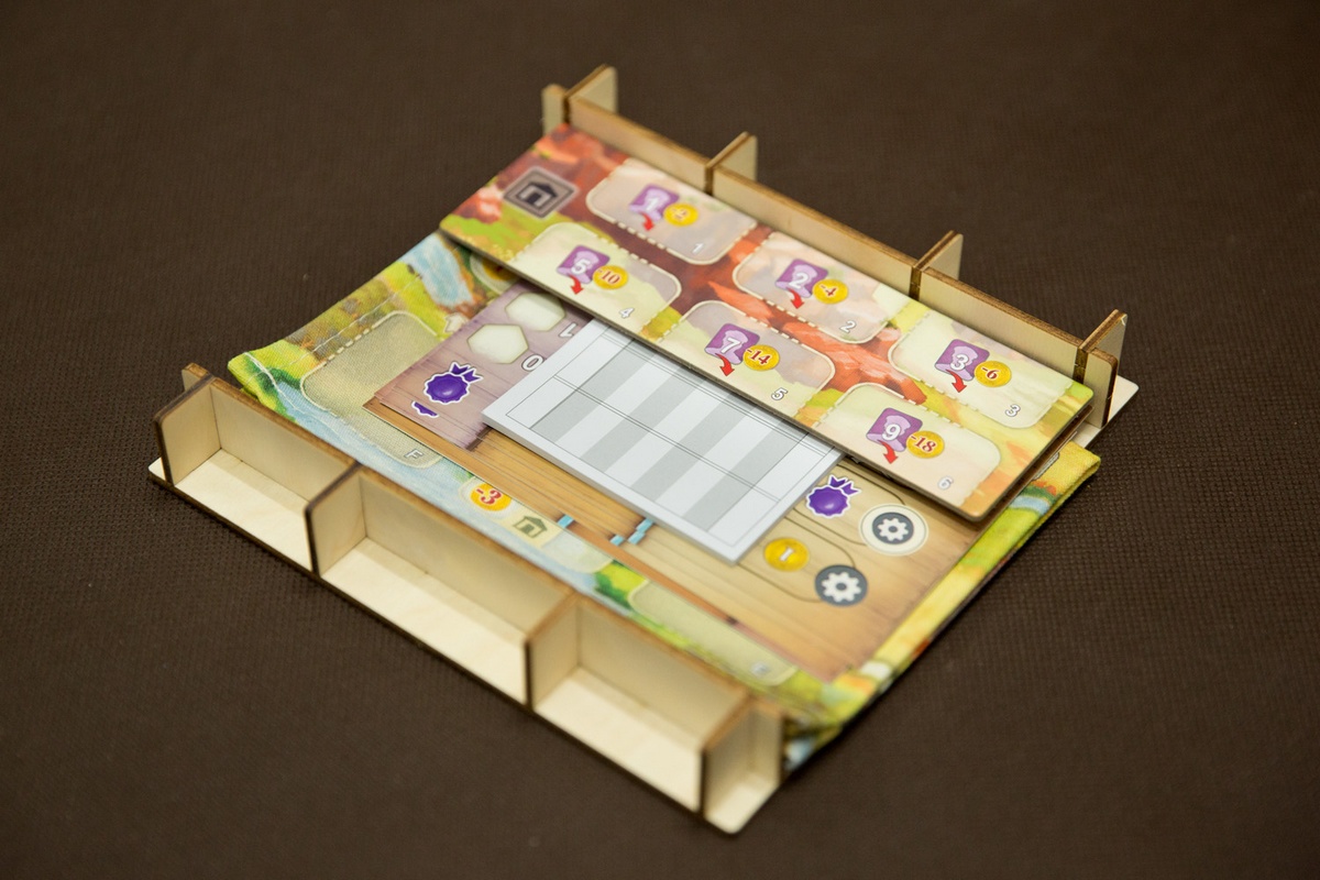 Insert pasujący do gry Great Western Trail: El Paso - 1 pojemnik / tackę na planszę, ścierkę, planszetki graczy, planszę rynku bydła, planszę rynku budynków, notes - wersja ze sklejki