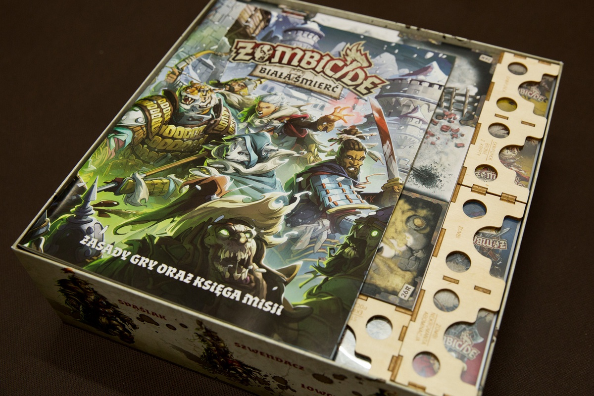 Insert (upgrade) pasujący do gry Zombicide Biała Śmierć - ułożenie elementów w pudełku - wersja ze sklejki
