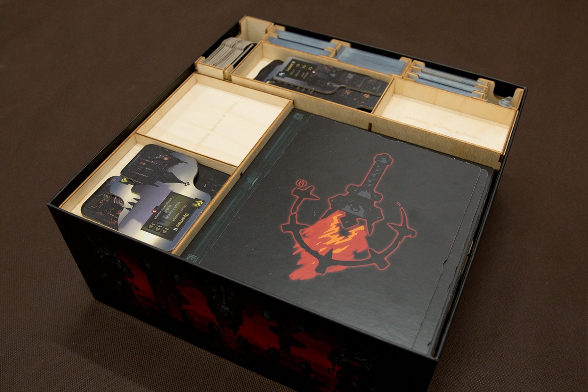 Insert pasujący do gry Darkest Dungeon - Ułożenie elementów w pudełku - wersja ze sklejki