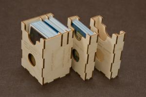 Insert pasujący do gry Piraci z Maracaibo z dwoma dodatkami - Pojemniki segregujące karty - wersja ze sklejki