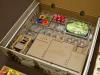 Insert (upgrade) pasujący do gry Zombicide Biała Śmierć - ułożenie elementów w pudełku - wersja ze sklejki