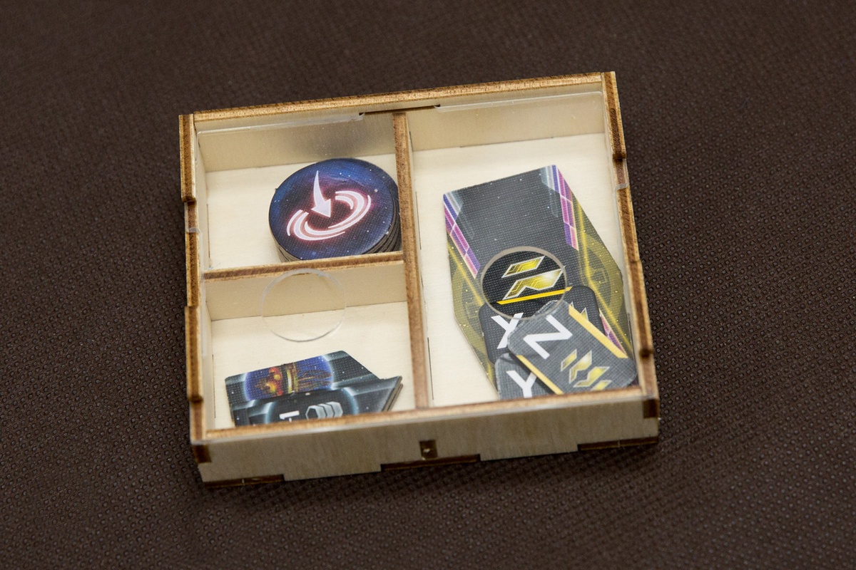 Insert do gry Twilight Imperium: Kraniec burzy - 1 pojemnik zasuwany pleksi na żetony wejścia, osobliwości i przychylności - wersja ze sklejki