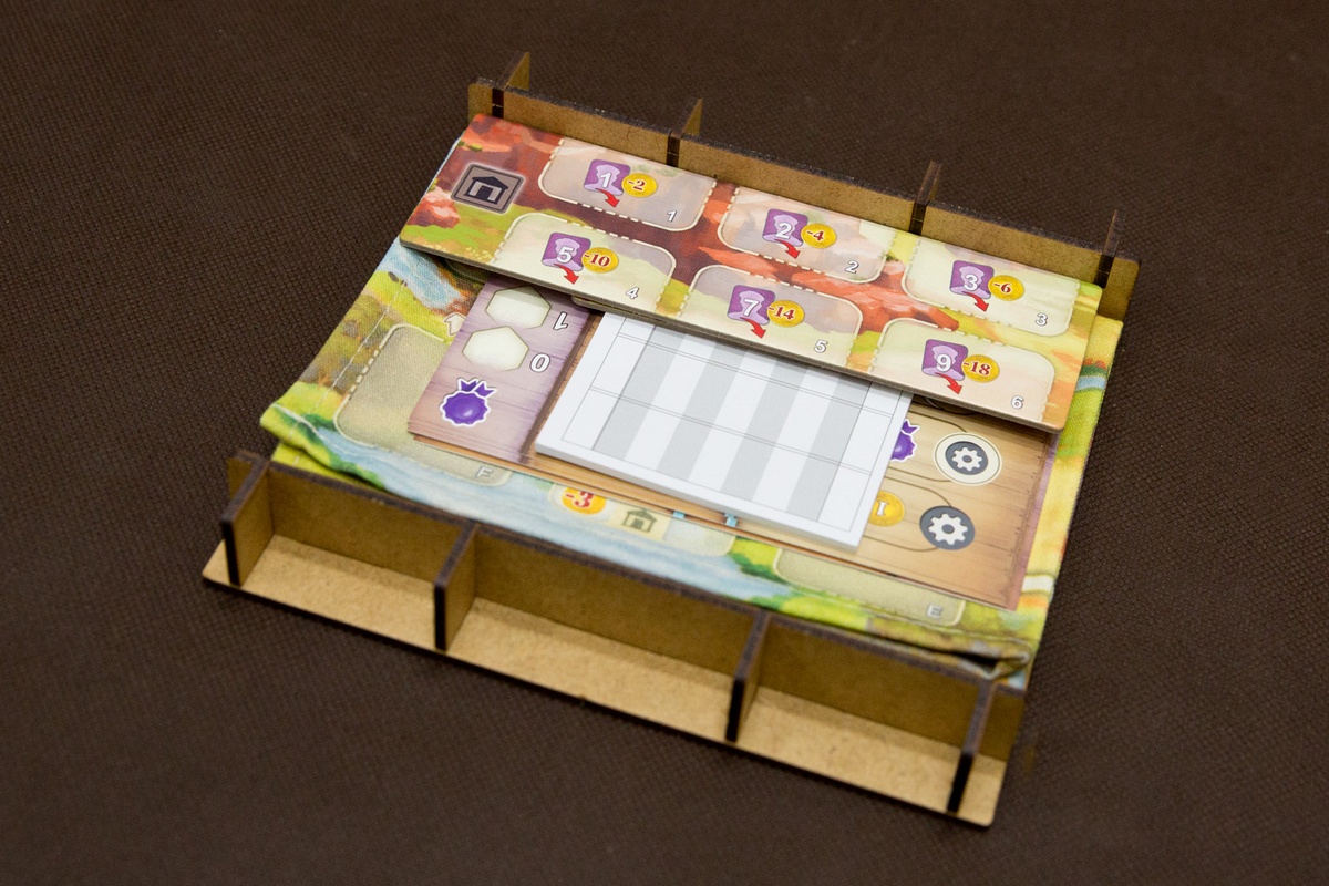 Insert pasujący do gry Great Western Trail: El Paso - 1 pojemnik / tackę na planszę (ścierkę do wymion krowich), planszetki graczy, planszę rynku bydła, planszę rynku budynków, notes - wersja HDF