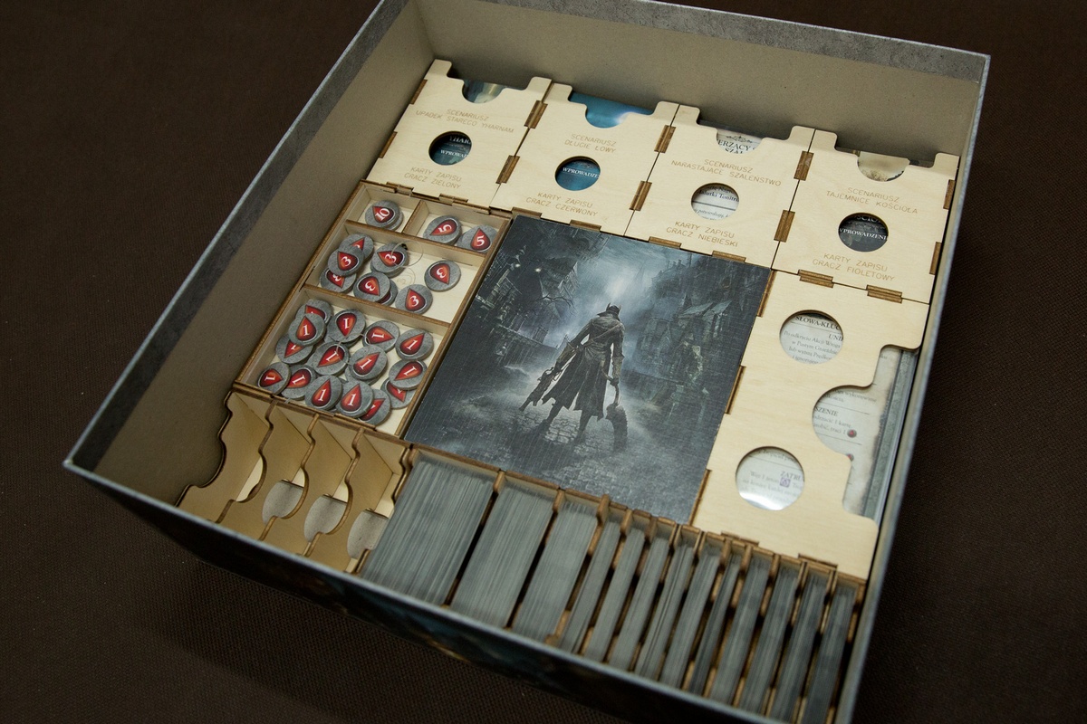 Insert do gry Bloodborne: Gra Planszowa - Ułożenie elementów w pudełku - wersja ze sklejki