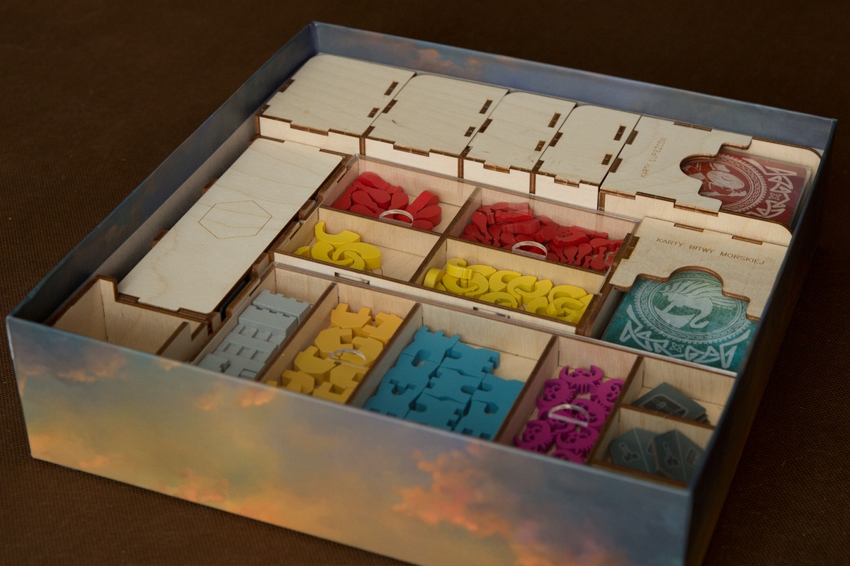 Insert do gry Reavers of Midgard - ułożenie elementów insertu w pudełku - sklejka