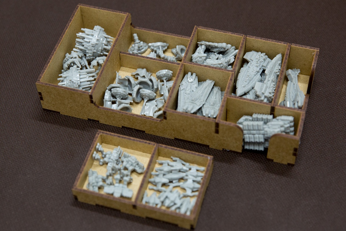 Insert do gry Twilight Imperium: Kraniec burzy - 1 dwuczęściowy pojemnik na plastikowe jednostki neutralne - wersja HDF