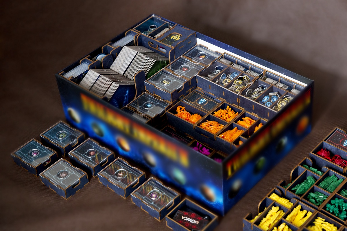 Insert do gry Twilight Imperium 4 - Ułożenie insertu w pudełu - wersja ze sklejki malowanej