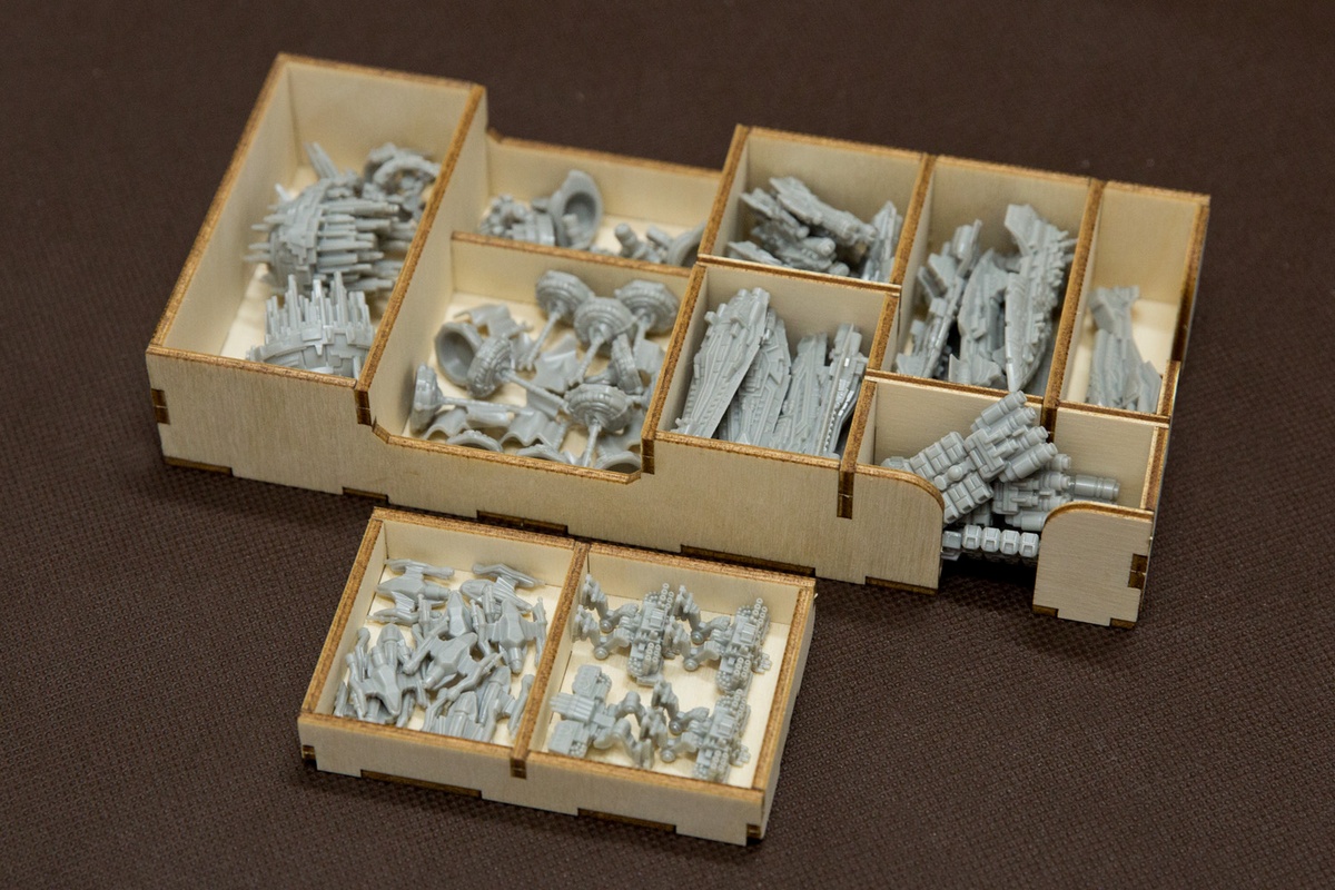 Insert do gry Twilight Imperium: Kraniec burzy - 1 dwuczęściowy pojemnik na plastikowe jednostki neutralne - wersja ze sklejki