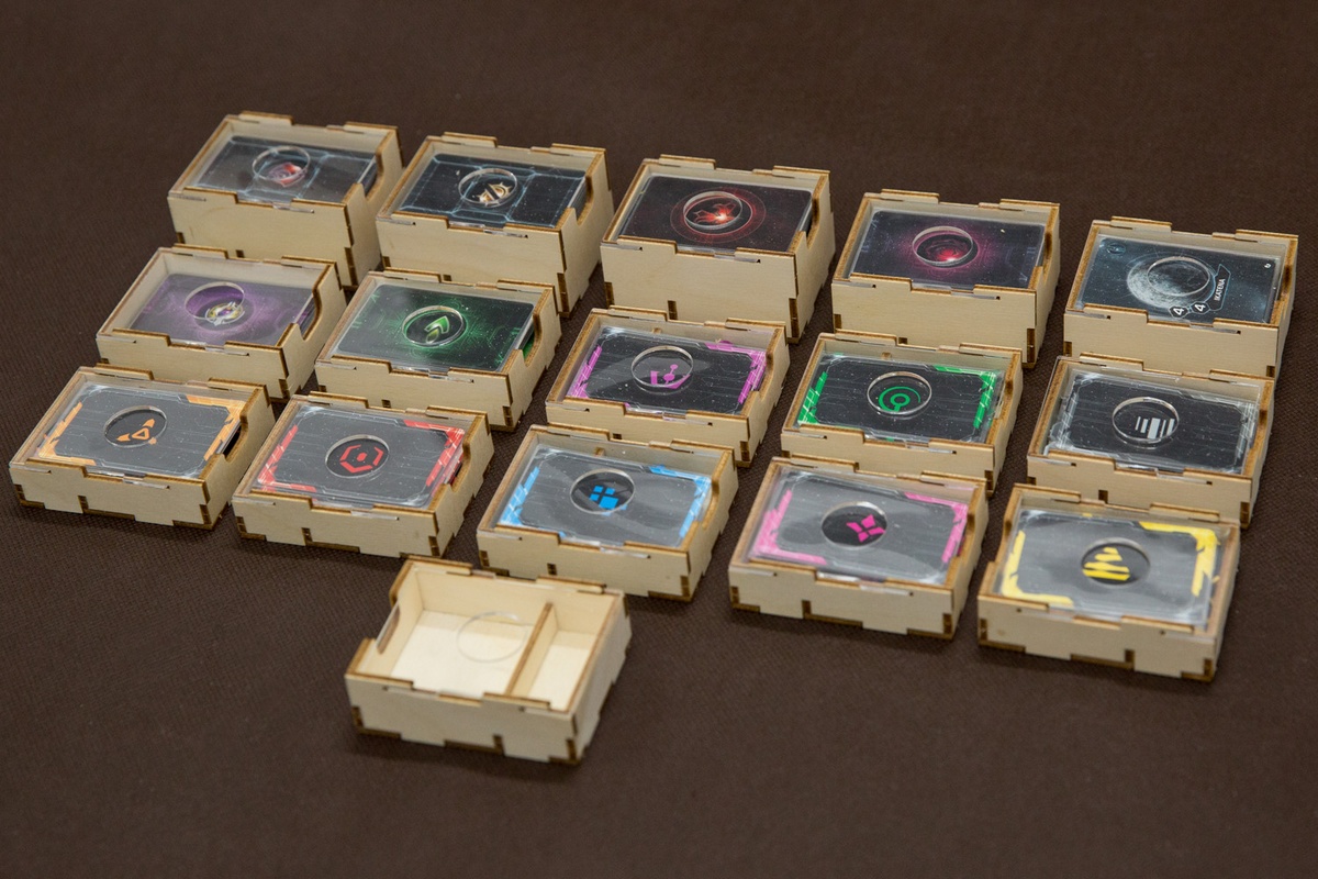 Insert do gry Twilight Imperium: Kraniec burzy - 16 pojemników zasuwanych pleksą na komponenty ras oraz komponenty trybu Upadek Imperium - wersja ze sklejki