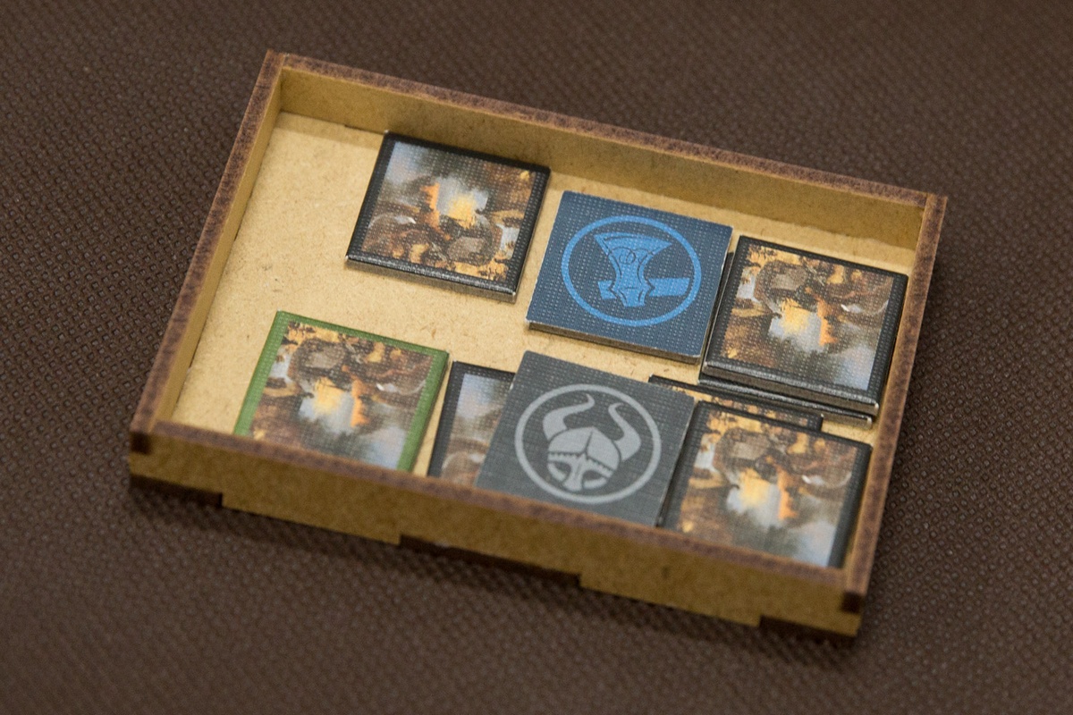 Insert do gry Blood Rage z dodatkami - 1 pojemnik na żetony Plądrowania - wersja HDF