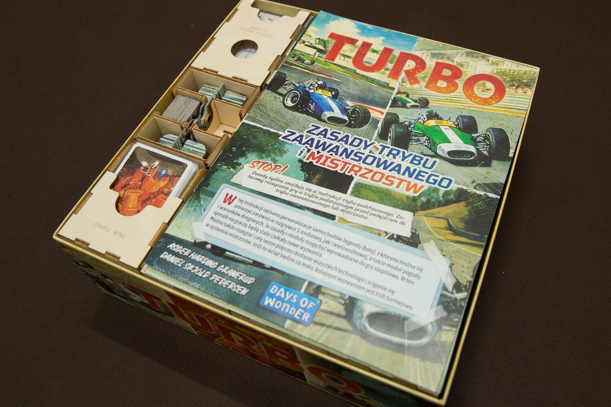 Insert pasujący do gry TURBO - ułożenie elementów w pudełku - wersja ze sklejki