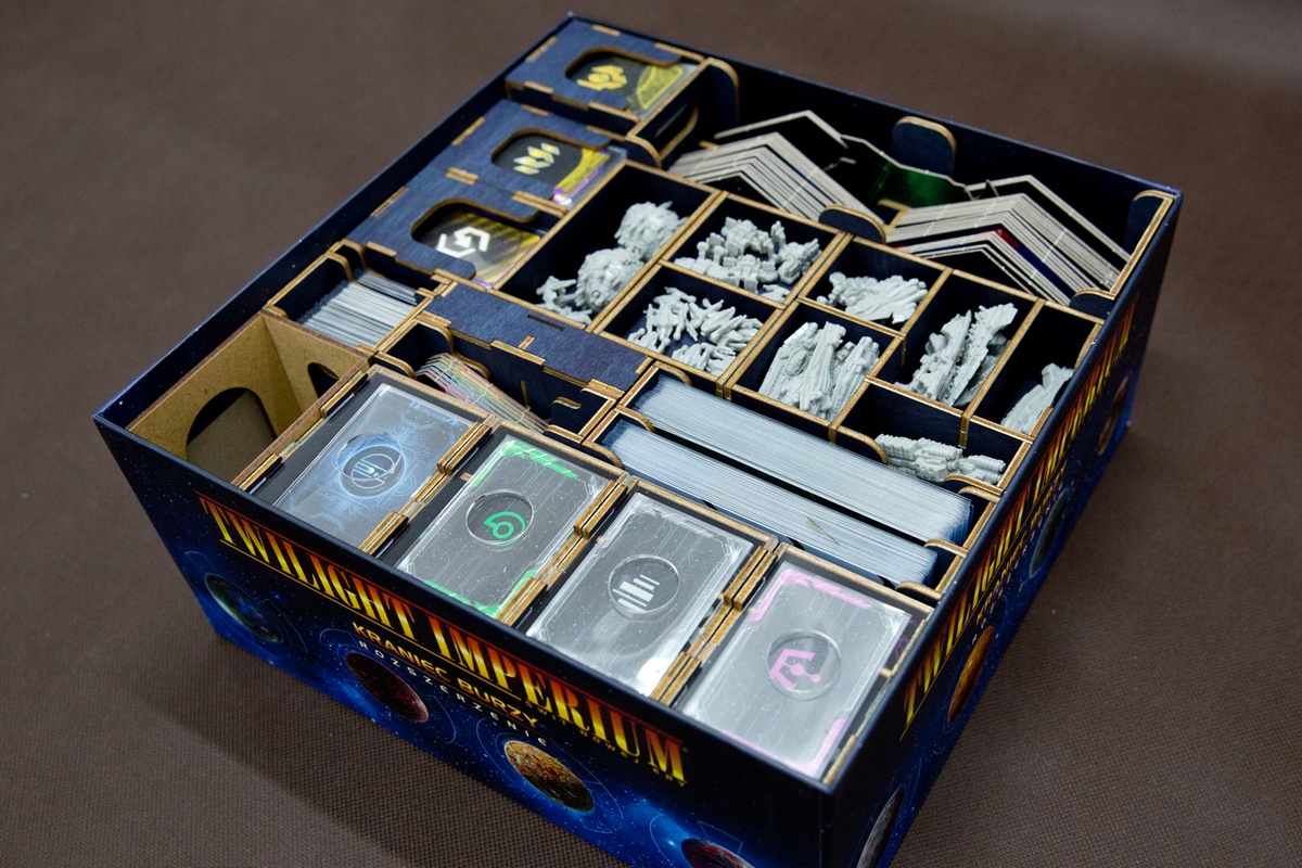 Insert do gry Twilight Imperium: Kraniec burzy - Ułożenie elemntów w pudełku - wersja ze sklejki malowanej